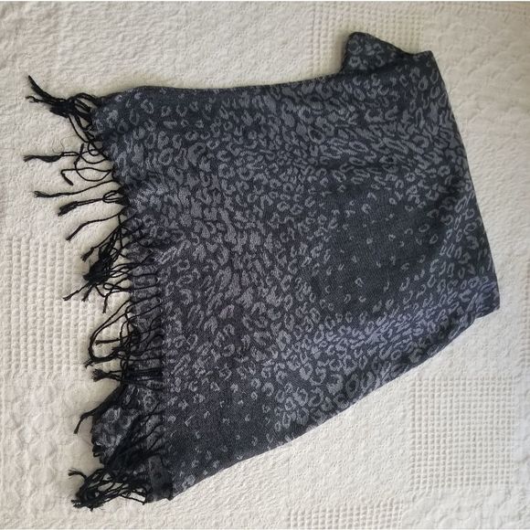 Grey Leopard Print Lightweight Fringe Scarf/Wrap - Picture 1 of 3